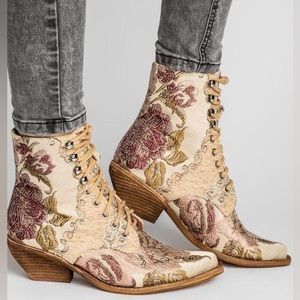 Tapestry ankle boots. Size 8-38 tts